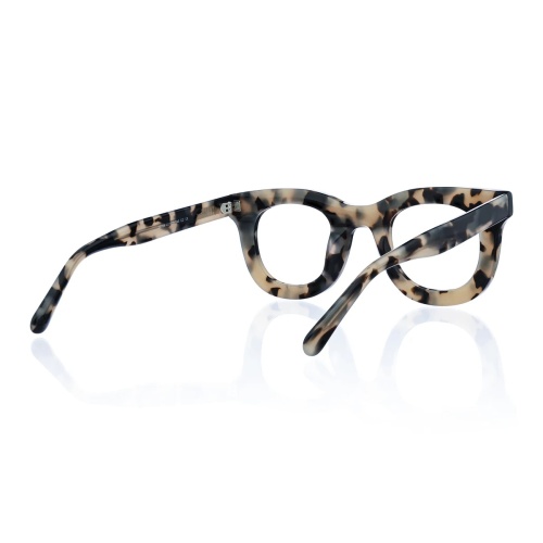 Fall in love with retro charm all over again with these full-rim oval glasses!