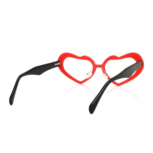 Check out this sleek Heart shaped frame! Crafted from sturdy plastic with handy spring hinges,