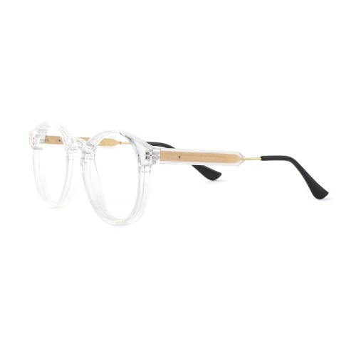 Yadyra exhibits simplicity with a stylish impression.